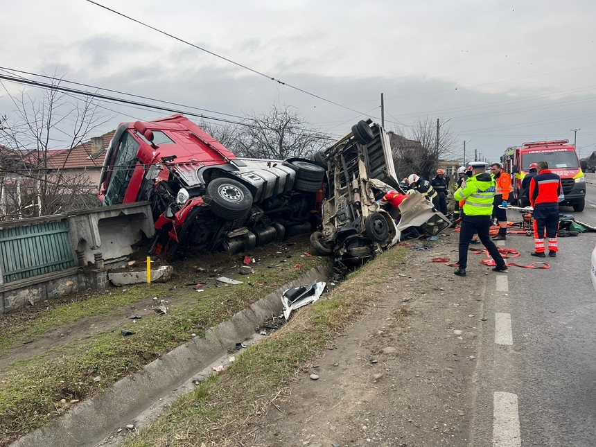 Accident grav între un TIR şi o autoutilitară, pe DN 64: O persoană a fost rănită grav