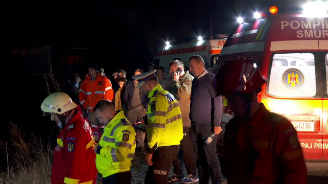 Accident grav în Bistrița. O mașină a căzut în râu după ce s-a izbit de un autocar cu zeci de pasageri: Trei persone au murit