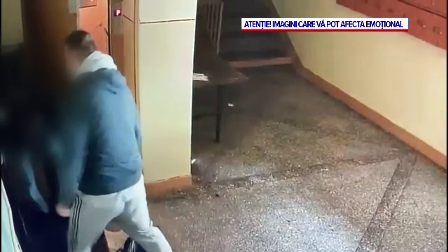 Un individ este dat în urmărire generală de polițiști, după ce ar fi snopit în bătaie doi tineri, într-o scară de bloc