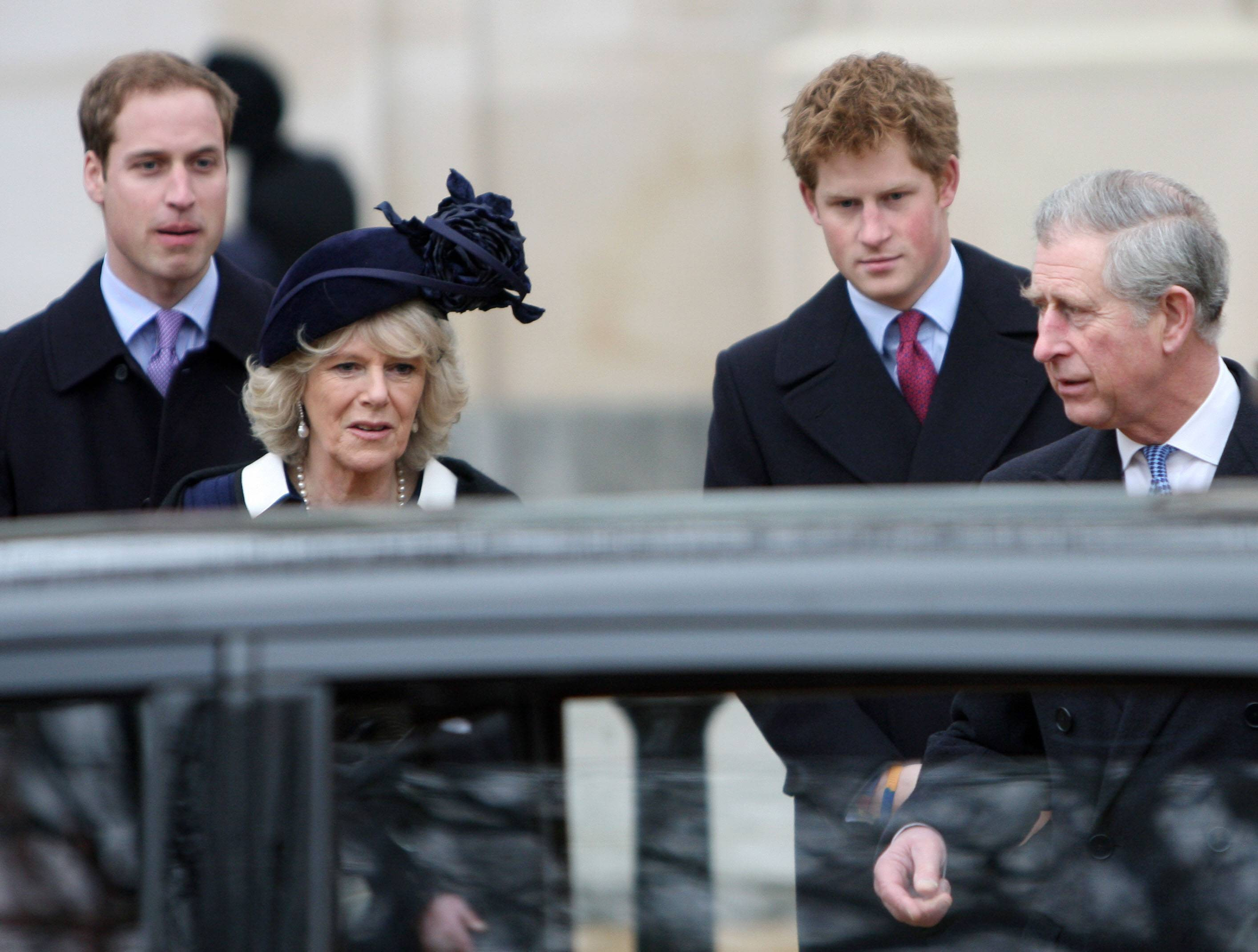 Harry își acuză mama vitregă că transmite tabloidelor bârfe din interiorul familiei. De ce ar fi recurs Camilla la acest gest