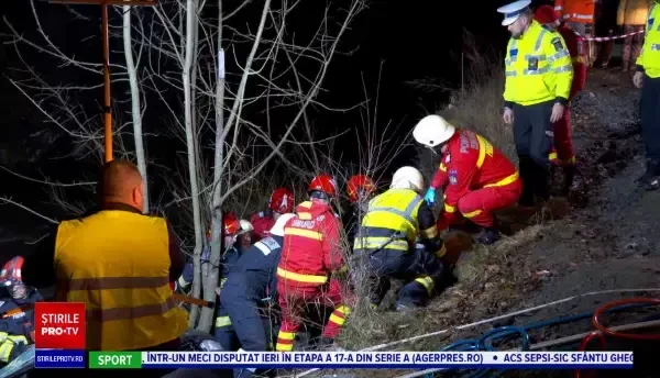 Trei persoane au murit, după ce au intrat cu mașina într-un autobuz. A fost activat Planul roșu de Intervenție