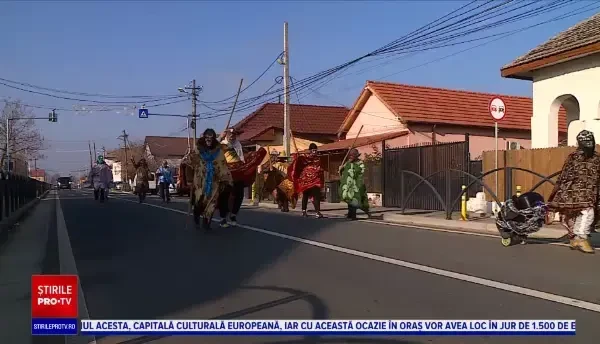 În comuna Caraula, „urâții” au mers din casă în casă pentru a alunga spiritele rele și pentru a marca sfârșitul de an