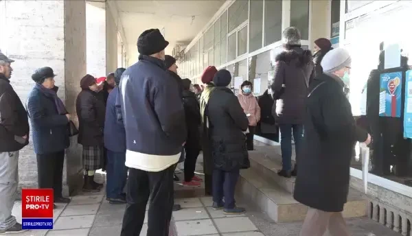 Zeci de gălățeni s-au trezit cu noaptea-n cap și au așteptat la coadă să-și plătească impozitele. De ce refuza plata online