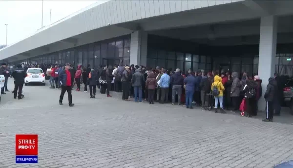 Sute de vârstnici s-au înghesuit să primească ajutoarele alimentare de la UE. Pachetele nu sunt suficiente pentru toată lumea