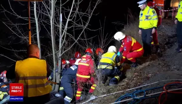 Accident grav în Bistrița. O mașină a căzut în râu după ce s-a izbit de un autocar cu zeci de pasageri: Trei persone au murit
