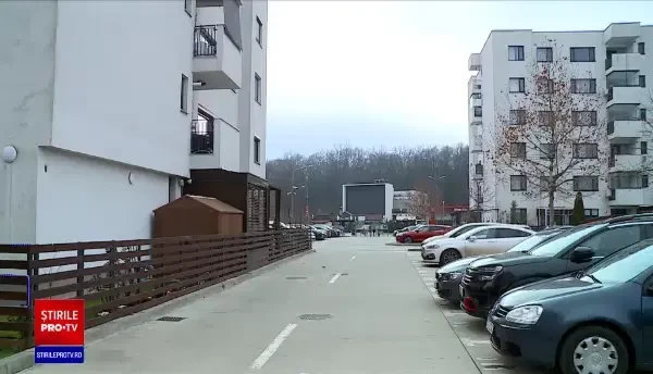 Mii de bucureșteni dintr-un complex rezidențial au rămas fără un drum de acces, după ce dezvoltatorul le-a dat unul ilegal