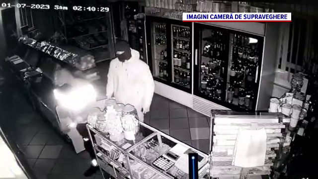 Trei indivizi au jefuit noaptea un magazin alimentar aflat la parterul unei vile din Târgovişte