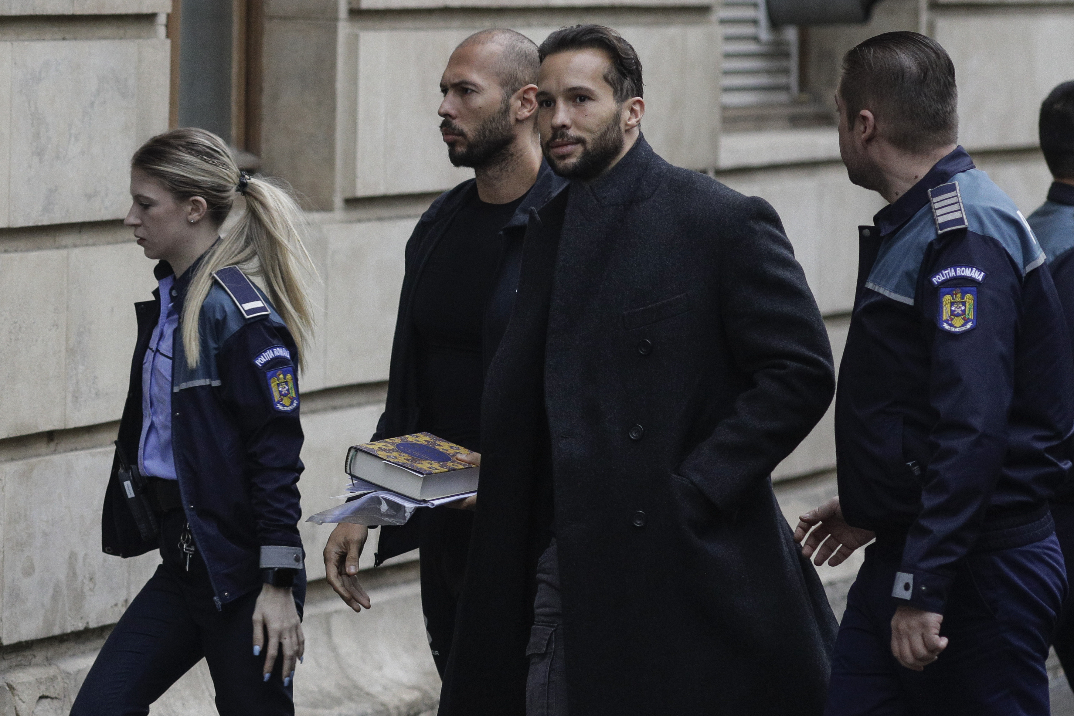 Fraţii Andrew şi Tristan Tate rămân în arest preventiv, alături de iubita lui Andrew și o fostă polițistă