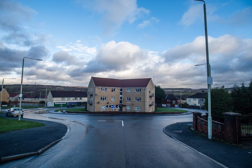 Blocul construit în mijlocul unui sens giratoriu. Familiile care locuiesc aici sunt indignate