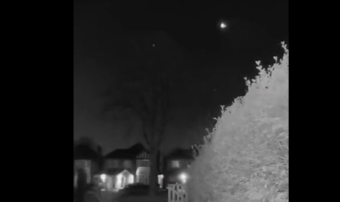Minge de foc pe cerul Londrei. Oamenii s-au speriat foarte tare: “Este sfârșitul lumii”. VIDEO