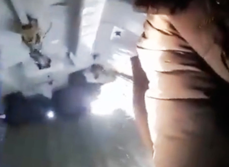 Un avion a rămas fără ușă în timpul zborului. Bagajele oamenilor au căzut din aeronavă. VIDEO