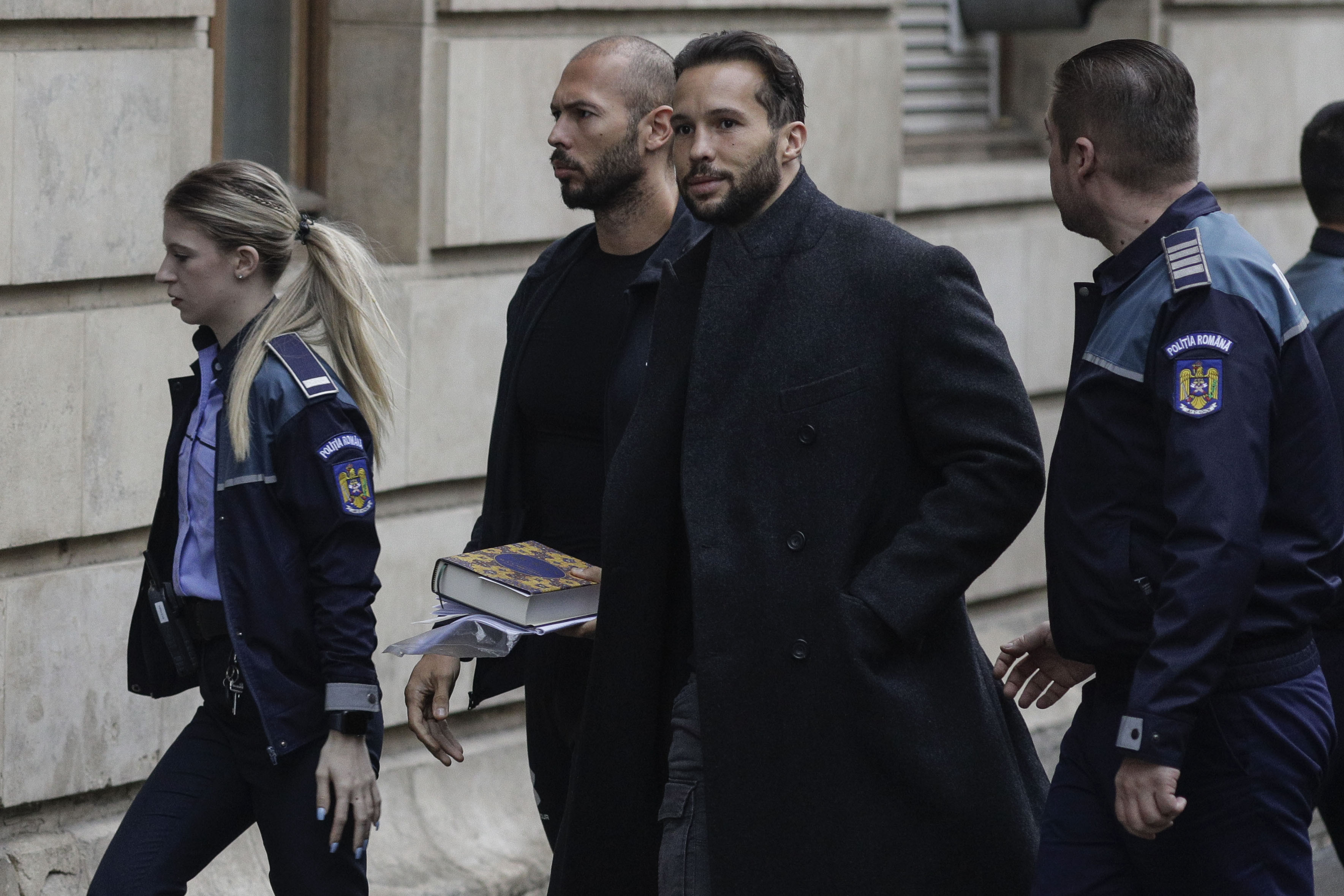 Percheziții de amploare în București și în alte două județe la imobile care au legătură cu frații Tate