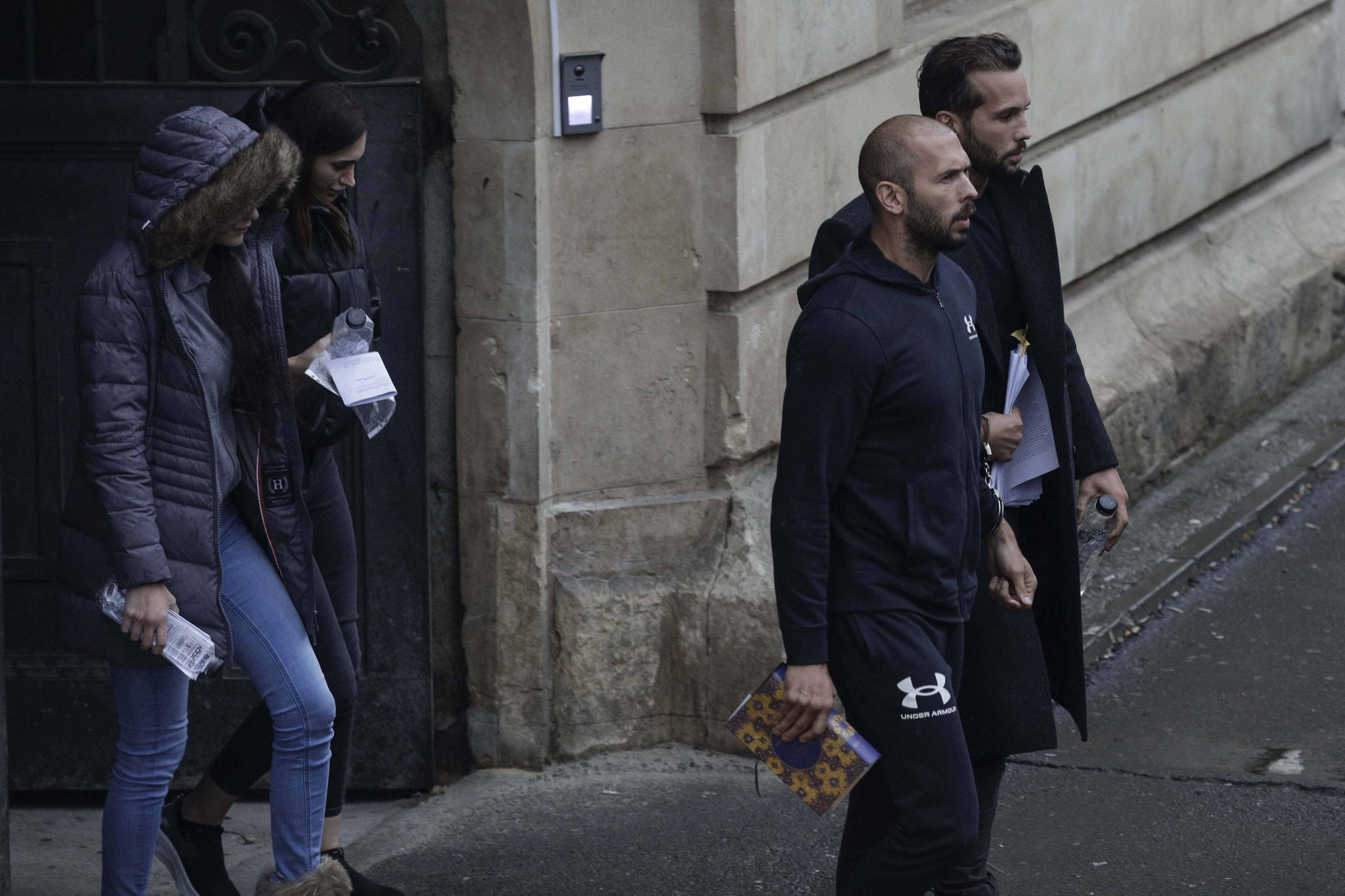 BBC: Două tinere din România explică cum le-au abordat fraţii Tate pe reţelele sociale când erau adolescente