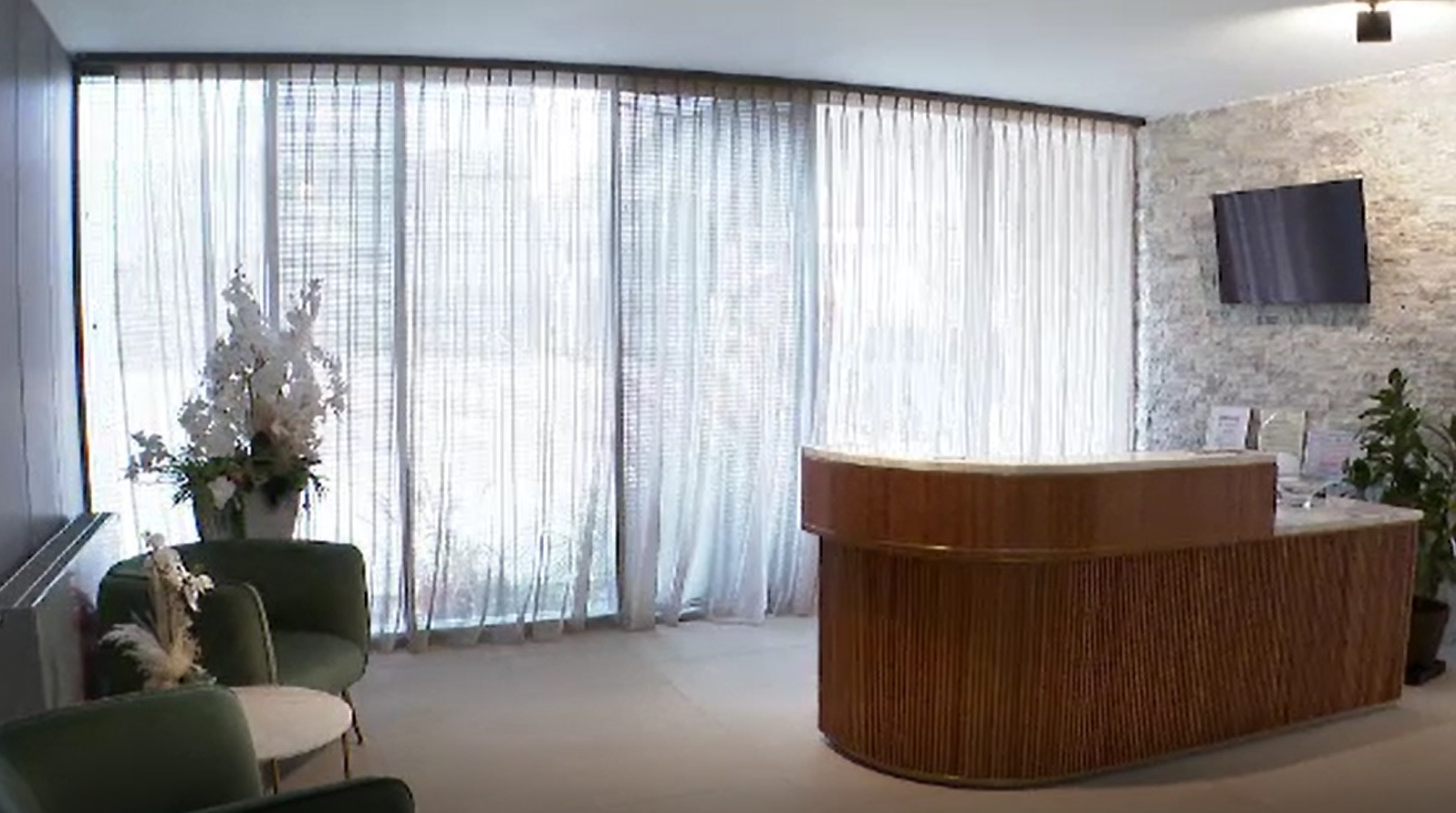 Meseria de recepționer începe să dispară din România. Tot mai multe hoteluri implementează sistemul self check-in