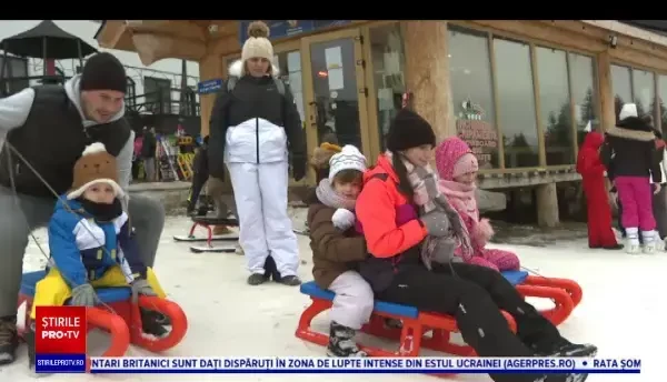 Cum își feresc unii părinți copiii de gripa de la școală. Au prelungit vacanța și i-au dus la munte