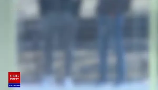 Copil de 15 ani, supus la o tortură de nedescris. A fost filmat în timp ce era agresat sexual și bătut, sub ochii altor copii