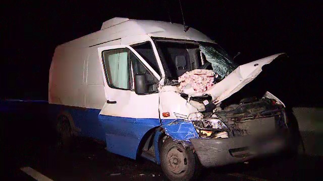 Accident grav în Mureș. O femeie a fost rănită după ce duba în care se afla a fost izbită de două tiruri