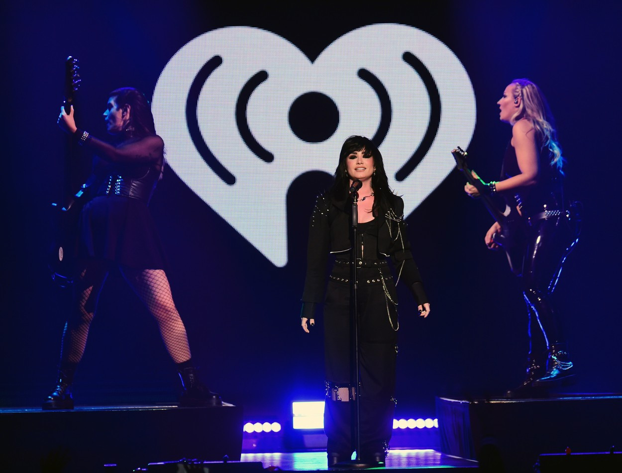 Afișul albumului lui Demi Lovato a fost interzis în UK: “Ofensa grav creștinii”. FOTO