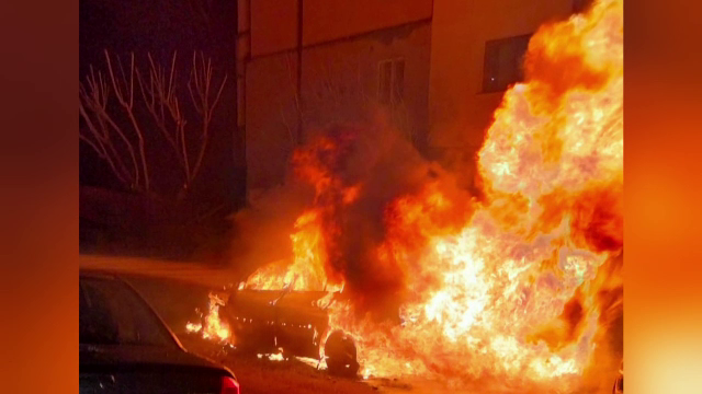 Mașină incendiată în Târgoviște. Focul ar fi pornit de la un scurtcircuit