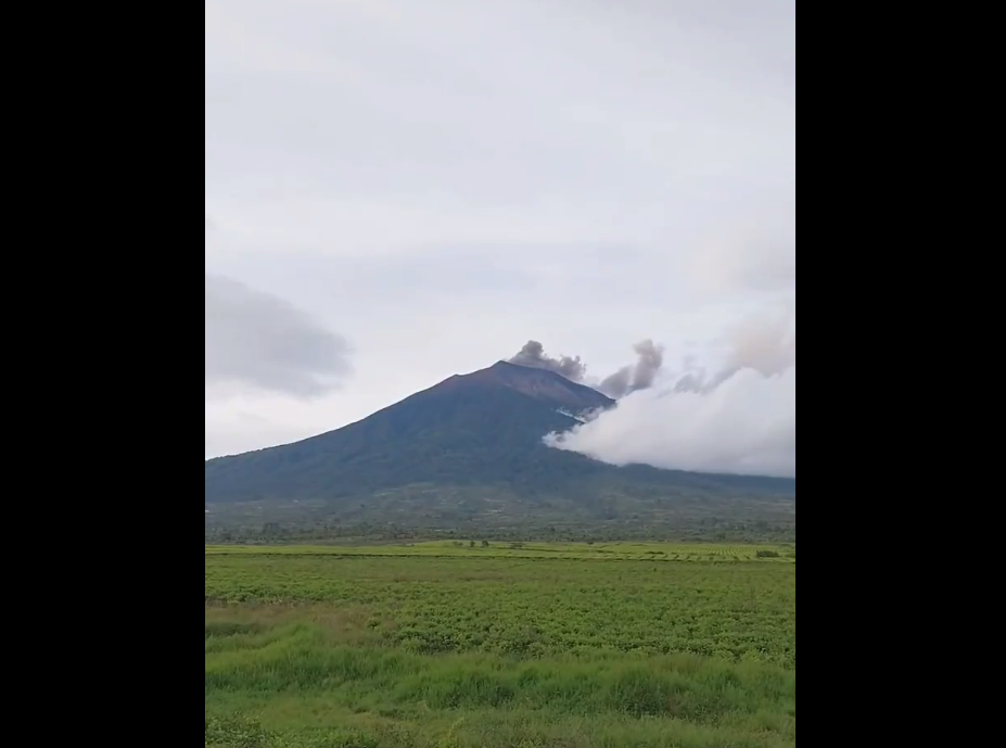 Alertă în Indonezia. Vulcanul Kerinci de pe insula Sumatra a intrat în erupție | VIDEO