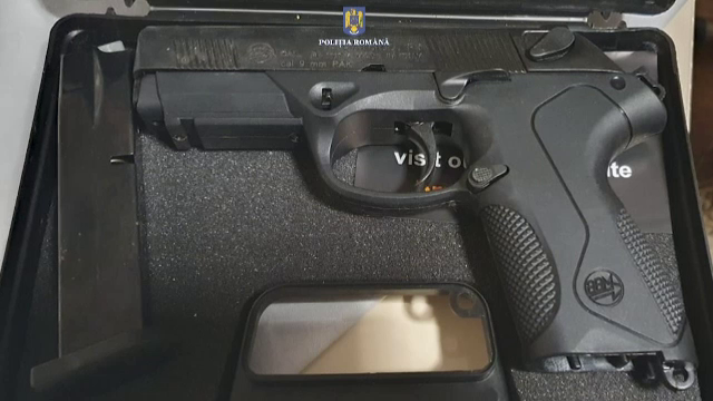 Zece bărbați au bătut cu bestialitate un tânăr din Brăila. Ce au găsit polițiștii în casele lor