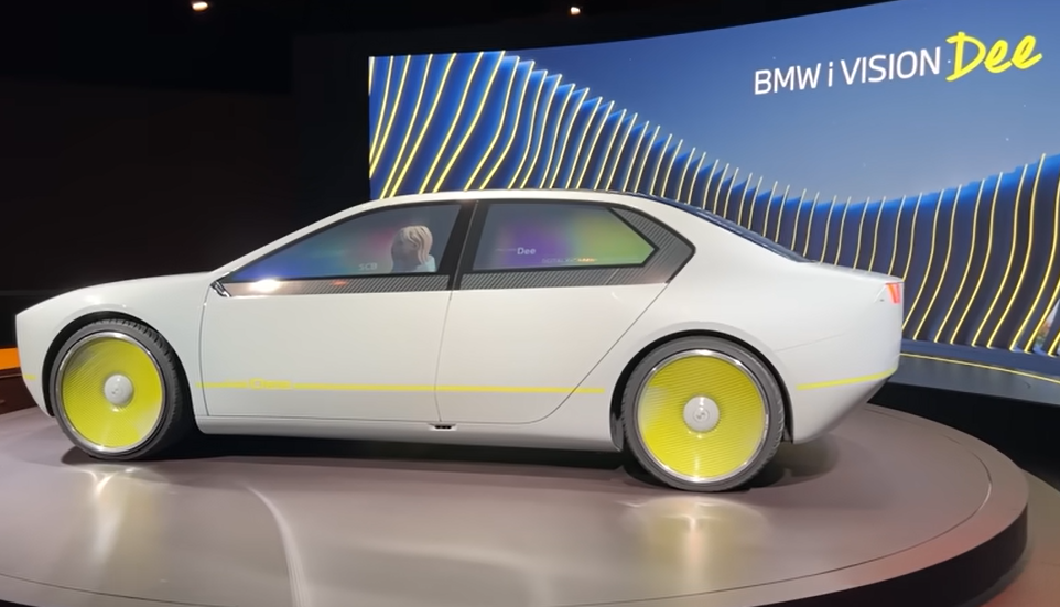 Mașinile viitorului, la ILIKEIT. Își schimbă culoarea, pot merge în lateral sau devin consolă de jocuri. VIDEO