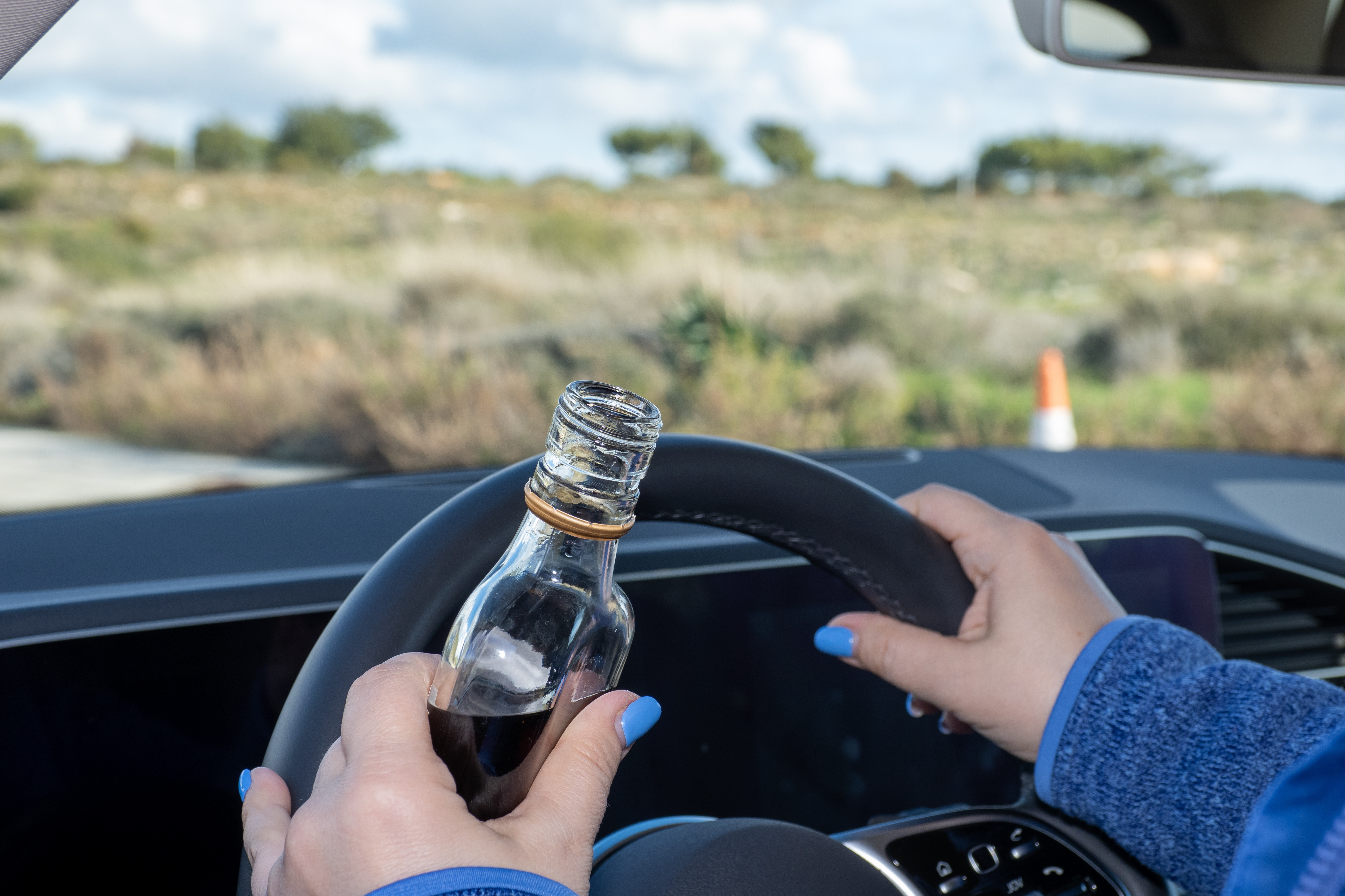 O femeie a fost prinsă la volan cu o alcoolemie de 1,23 mg/l, apoi a încercat să mituiască cu 300 de euro un polițist