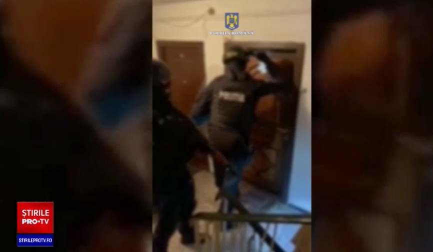 Un bărbat a furat rucsacul unei ucrainene în care erau 12.000 de dolari și aur, pe care l-a aruncat la gunoi