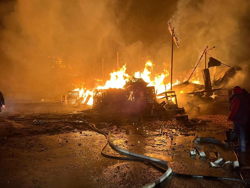 Incendiu la un depozit de fructe din Breaza. Focul s-a extins rapid la încă o hală. Nu s-au înregistrat victime