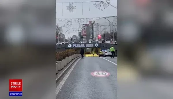 Un camion s-a blocat în Pasajul Unirii, după ce șoferul nu a respectat limita. I-au fost dezumflate roțile ca să-l scoată