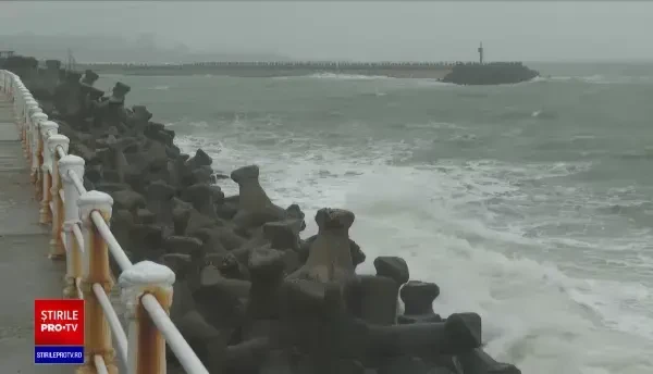 Vântul puternic de pe litoral face ravagii. Plajele s-au umplut de gunoaie