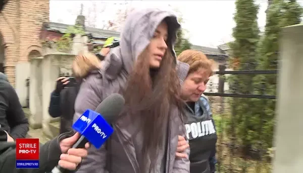 O fostă polițistă, complice fraților Tate, dusă sub escortă la o înmormântare. Cine este unul din „îngerii” milionarilor