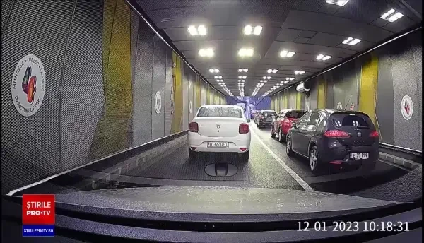 Un camion s-a blocat în Pasajul Unirii, după ce șoferul nu a respectat limita. I-au fost dezumflate roțile ca să-l scoată