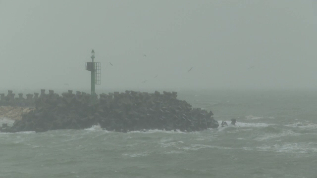 Vremea rea a cuprins toată țara. Vântul a suflat cu putere pe litoral, cu peste 50 de kilometri pe oră