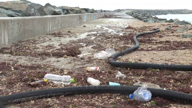 Plajele s-au umplut de PET-uri, ambalaje și doze de aluminiu, după ce vântul puternic a agitat marea