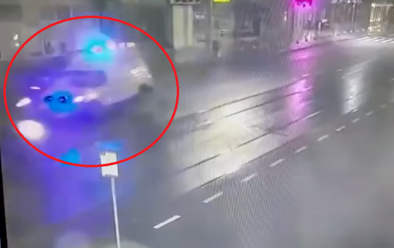 O ambulanță în misiune a fost lovită de un șofer beat. Autospeciala a intrat într-o stație de tramvai VIDEO