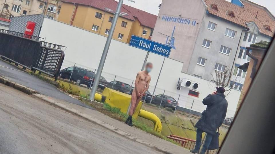Imagini bizare surprinse în Sebeș. Un bărbat s-a plimbat pe stradă dezbrăcat, purtând mască de protecție | FOTO