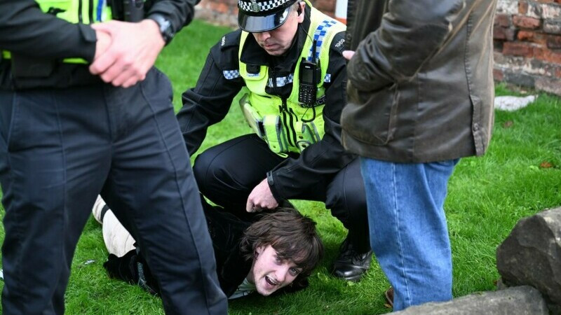 Pedeapsa neașteptată primită de tânărul care a aruncat cu un ou în regele Charles al III-lea