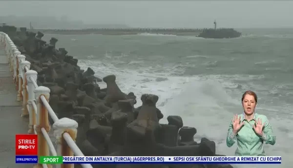 Vremea rea și vântul puternic au agitat marea. Pe plaje au ajuns multe pet-uri, ambalaje și doze de aluminiu