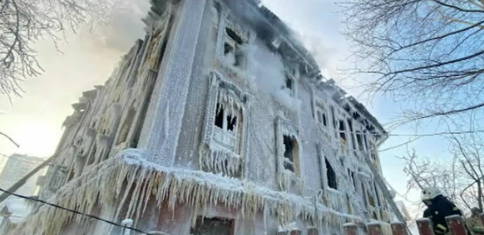 O casă din Rusia, cuprinsă de flăcări, s-a transformat într-un mare bloc de gheață, după intervenția pompierilor