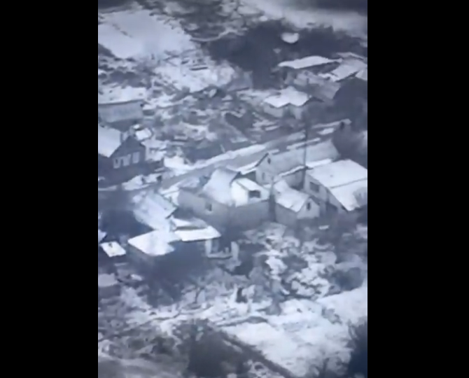 Imagini terifiante cu momentul în care o clădire ce pare ocupată de trupele ruse din Soledar explodează | FOTO