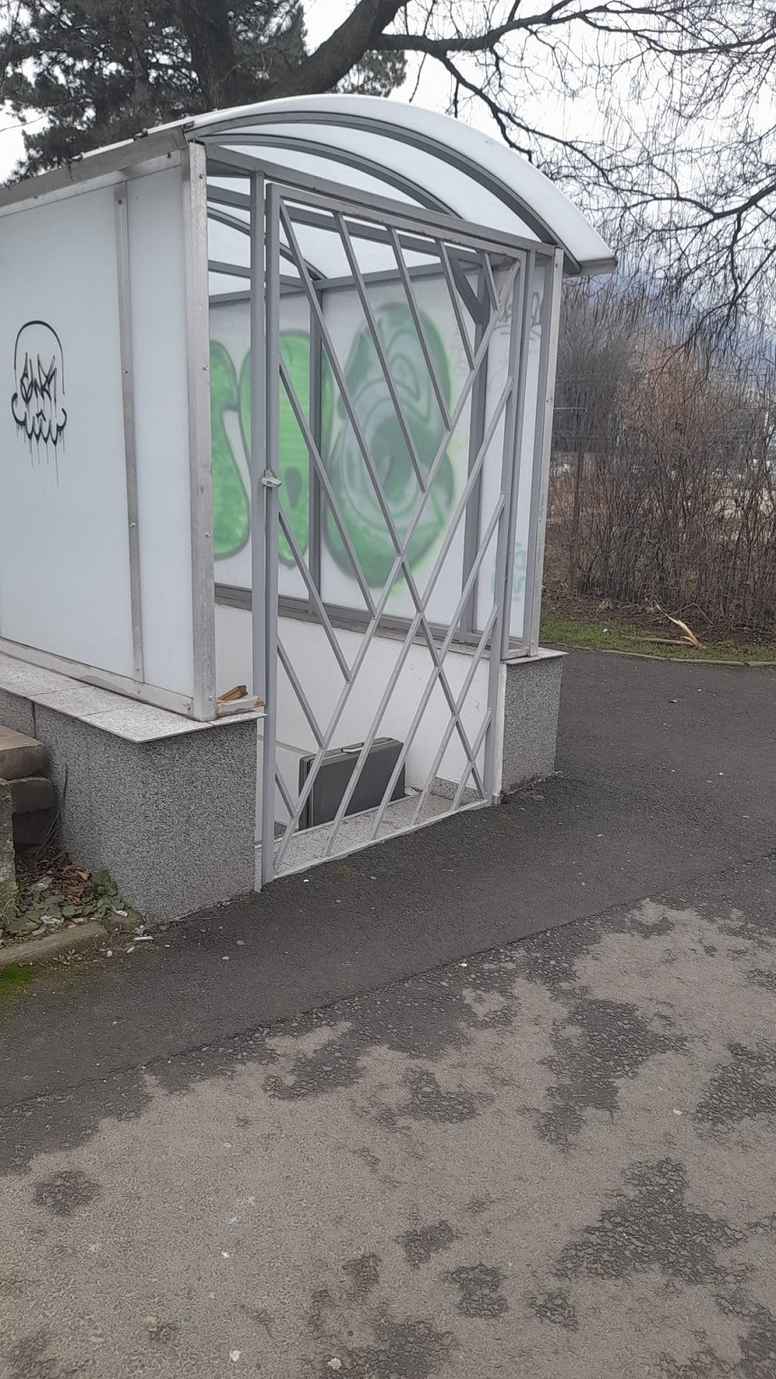 Autoritățile din Brașov, alertate de o valiză suspectă plasată într-o toaletă nefuncțională