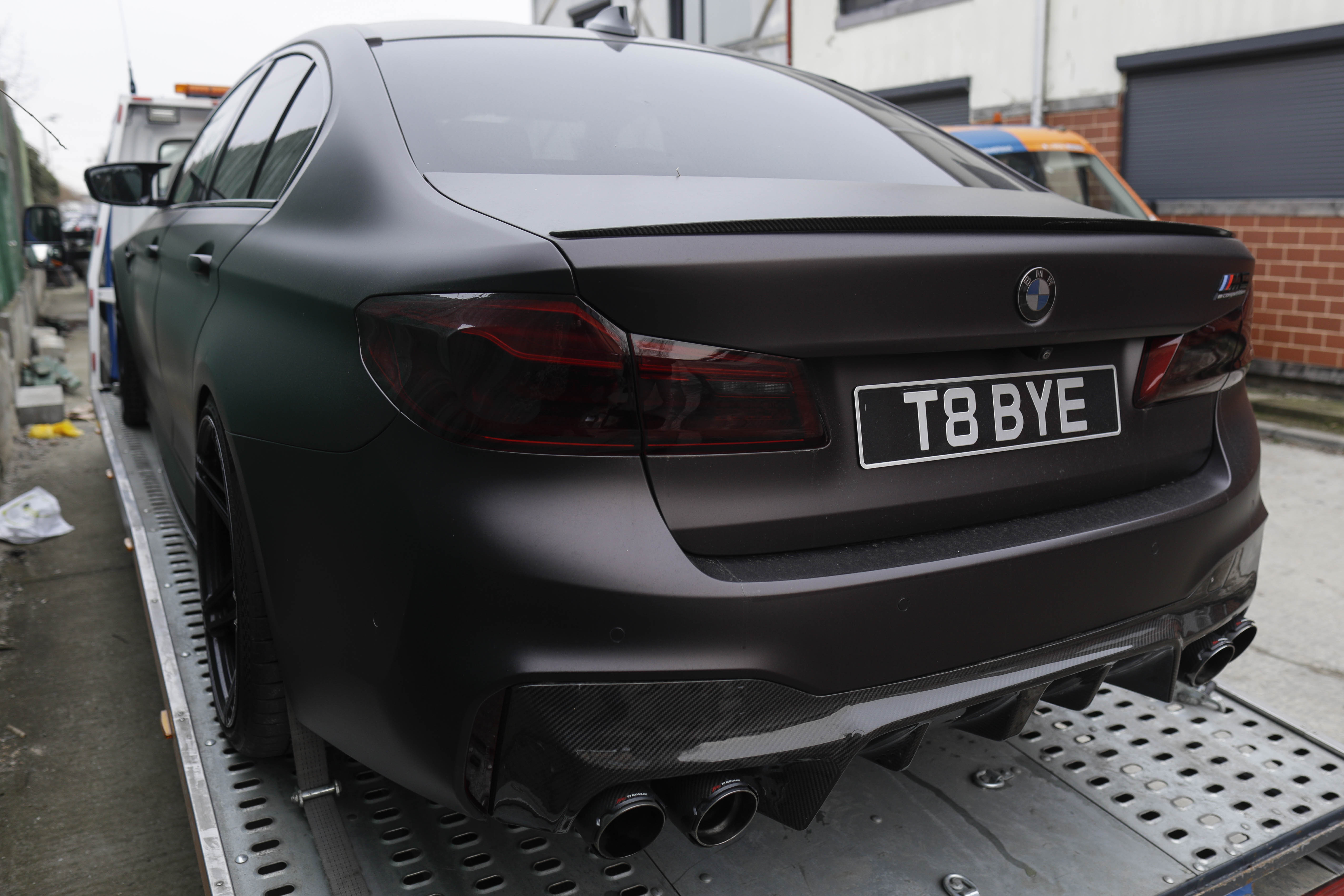 ANABI a preluat autoturisme, ceasuri și sume de bani în valoare de 18 milioane de lei în urma perchezițiilor la frații Tate