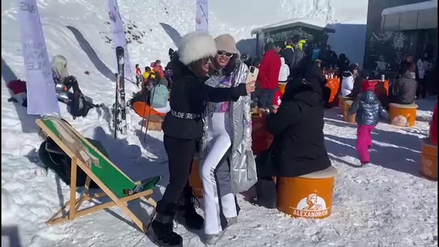 Primul weekend de schi din acest sezon i-a găsit pe turiști pregătiți și dornici de distracție. „Outfitul este pentru schi”