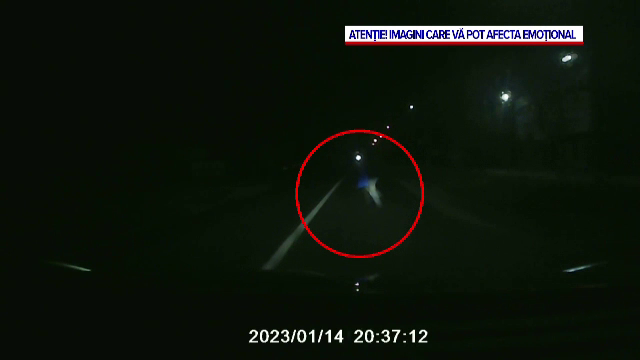 Accident cumplit în Dâmboviţa. Momentul în care un bărbat care traversa strada este lovit din plin de o mașină