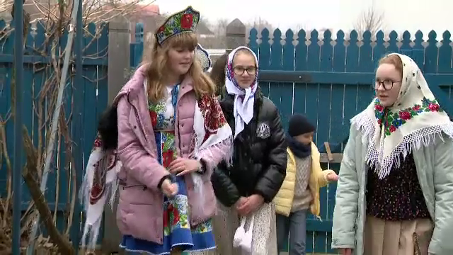 Prima zi din noul an pe rit vechi, sărbătorit cu tradiții în satele din Delta Dunării. Lipovenenii au fost colindați de mame