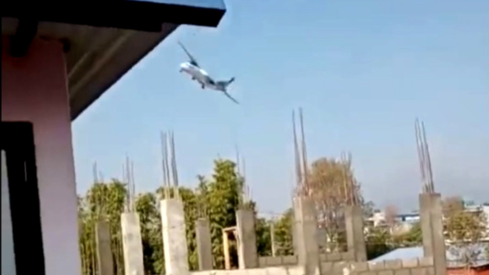 Un avion cu zeci de pasageri s-a prăbușit în Nepal. Cel puțin 68 de persoane au murit | VIDEO