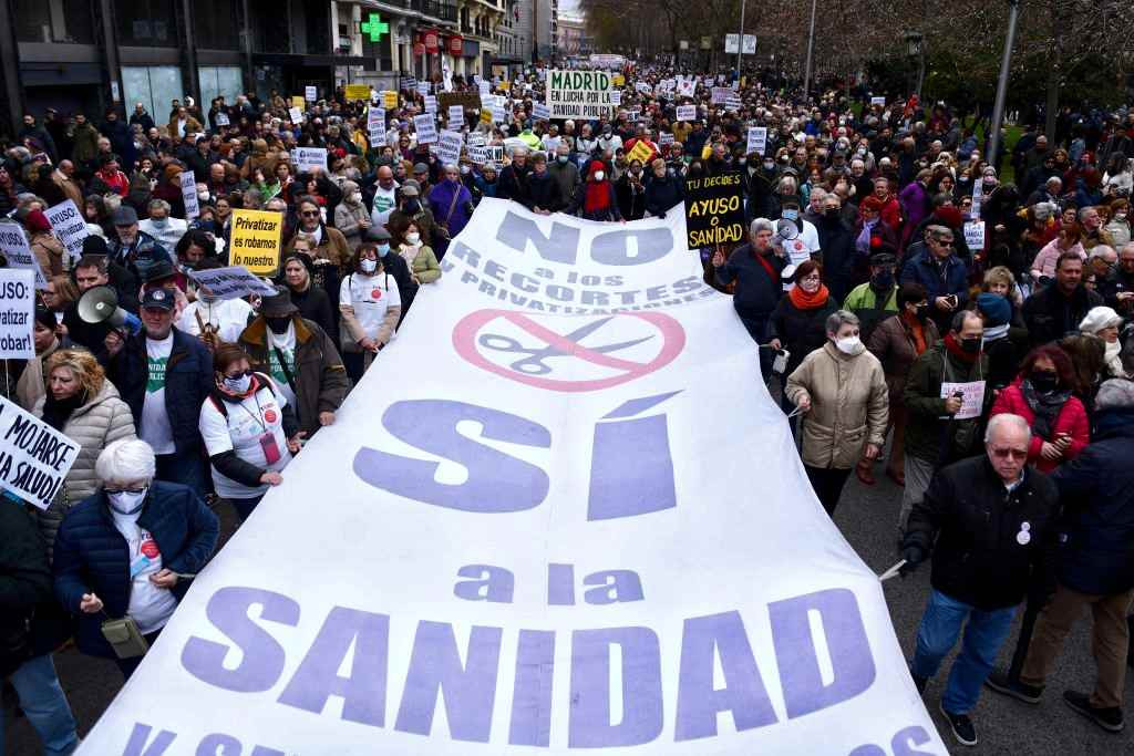 Medicii și asistentele au ieșit în stradă la Madrid. Zeci de mii de oameni acuză guvernul că favorizează sistemul privat