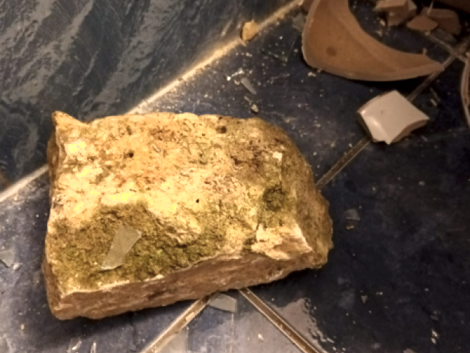 O familie din Constanța s-a trezit cu un bolovan imens în baie. A făcut distrugeri serioase