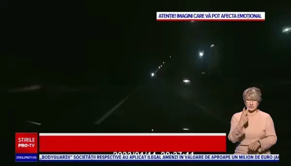 Accident cumplit în Dâmboviţa. Momentul în care un bărbat care traversa strada este lovit din plin de o mașină